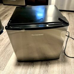 Honeywell Compact Refrigerator 1.6 Cu Ft Mini Fridge