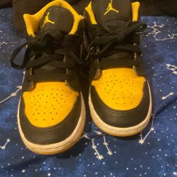 Jordan’s Black And Yellow Size 4Y 