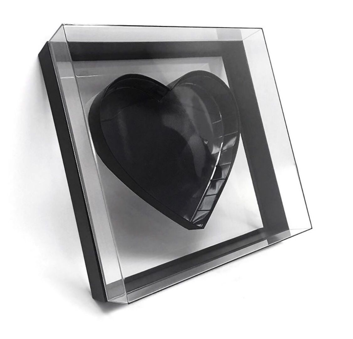 XL Black Transparent Hard Plastics Square Flower Box With Heart Shape In The Middle/Caja de flores cuadrada de plástico duro transparente negra  