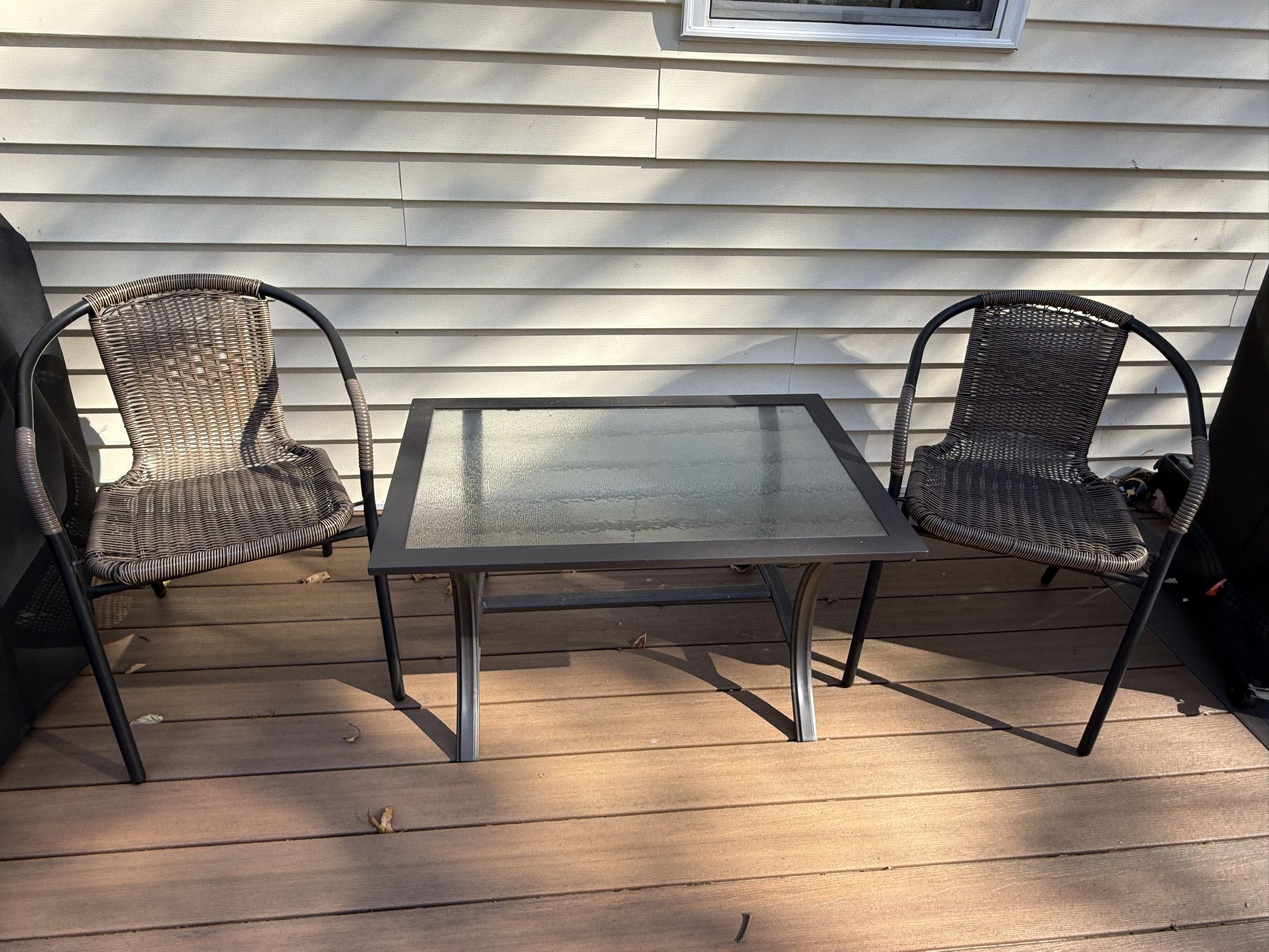 2 Outdoor Chairs and Table
