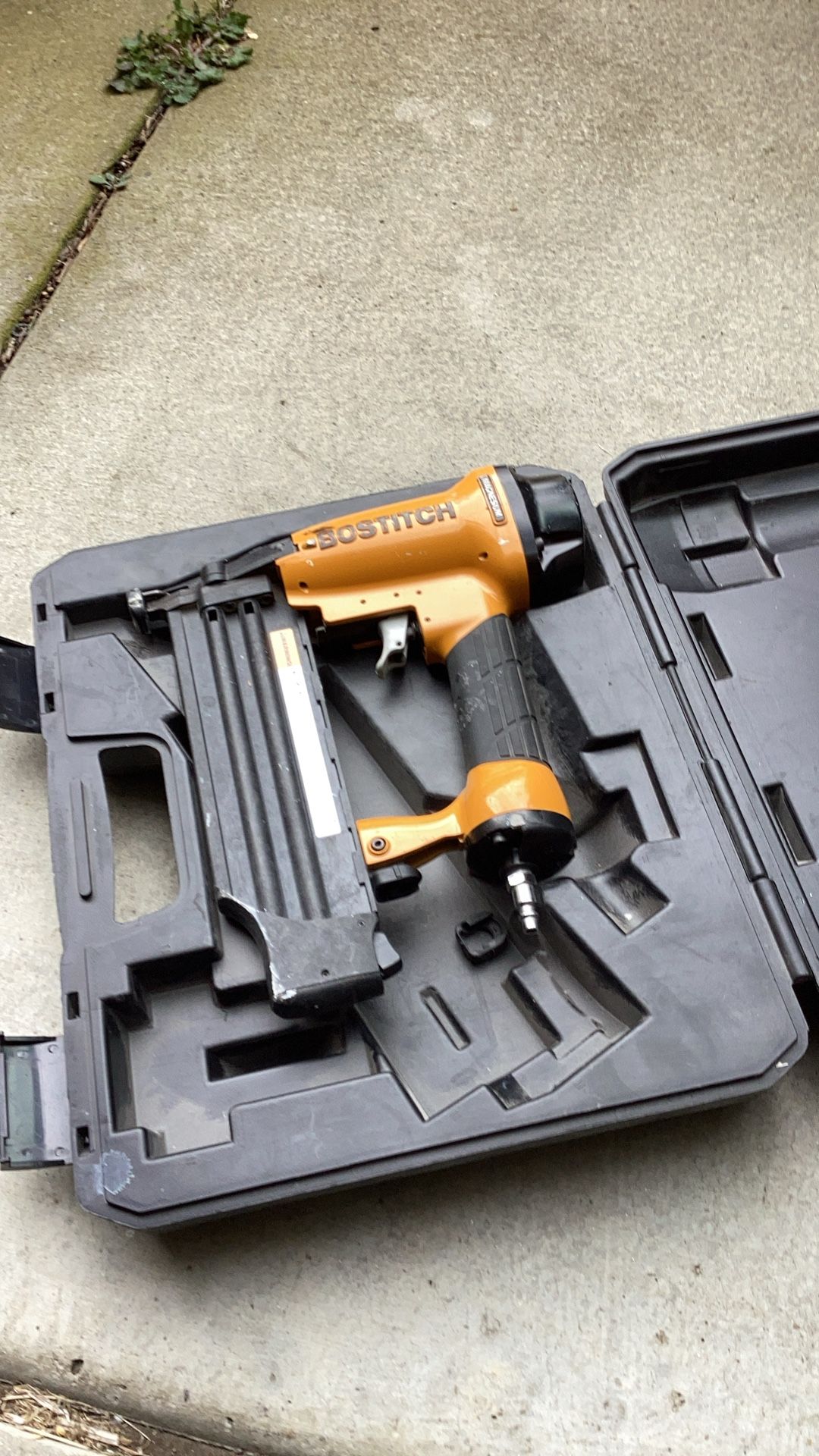 Bostitch nail gun works perfect. Excellent condition use one time.