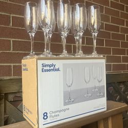 Simply Essential Set Of  8 Champagne Flutes - Like New