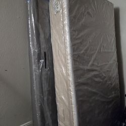 Like New Twin Xlg Mattresses 