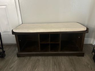 STURDY SEATING BENCH WITH STORAGE
