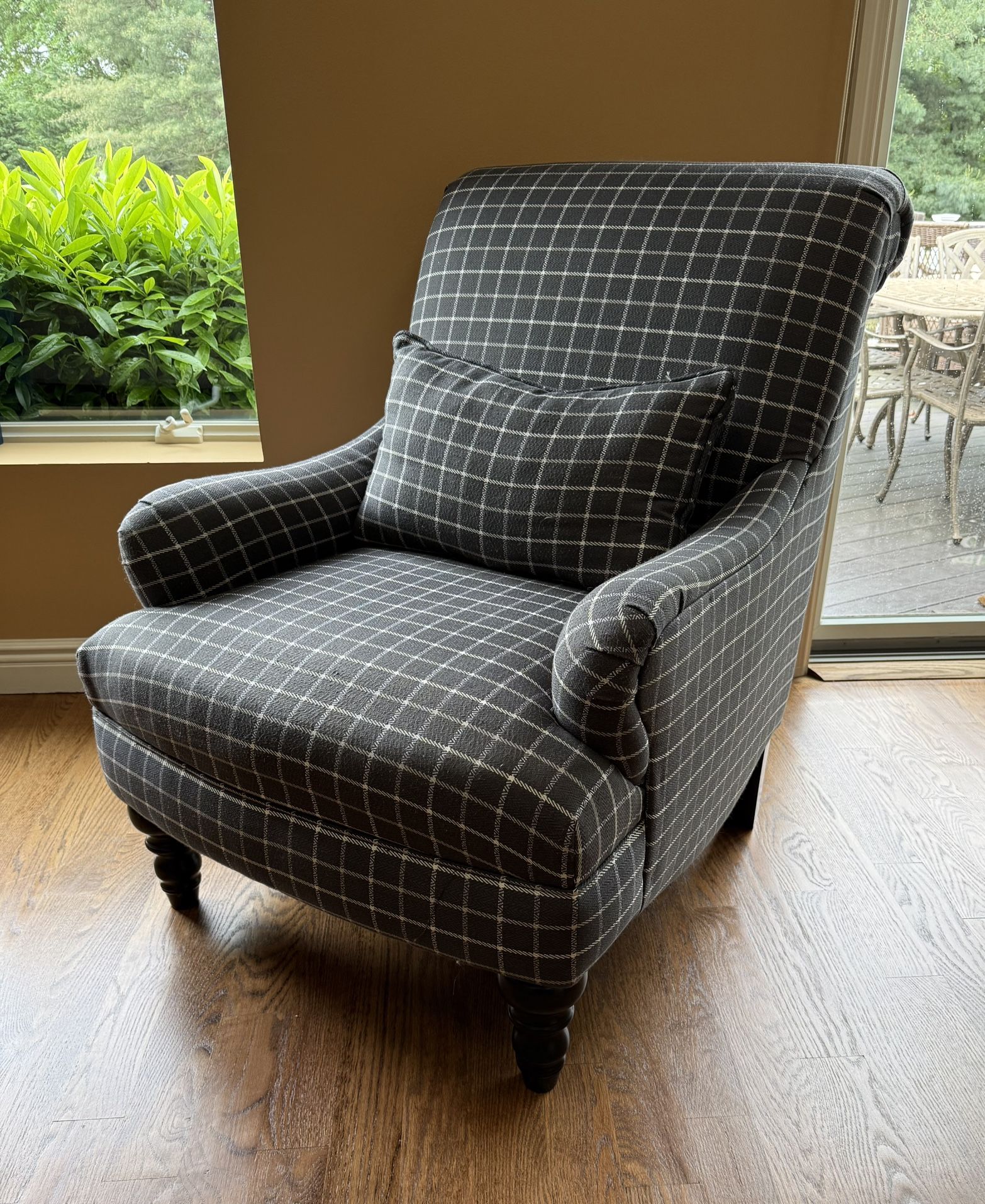 Sofa with 2 Arm Chairs And Ottoman