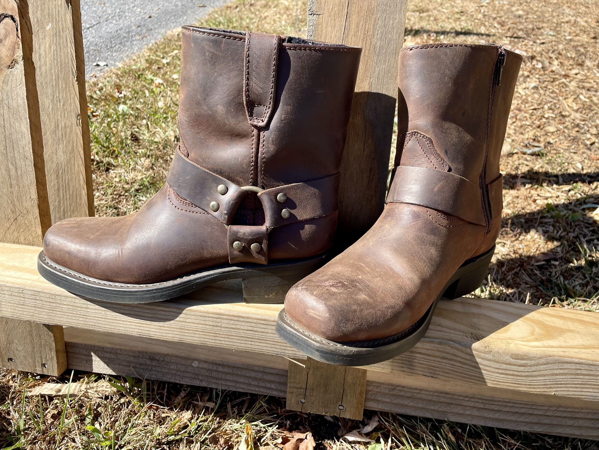 Men’s size 8 DINGO Brown Motorcycle western boots with side zipper