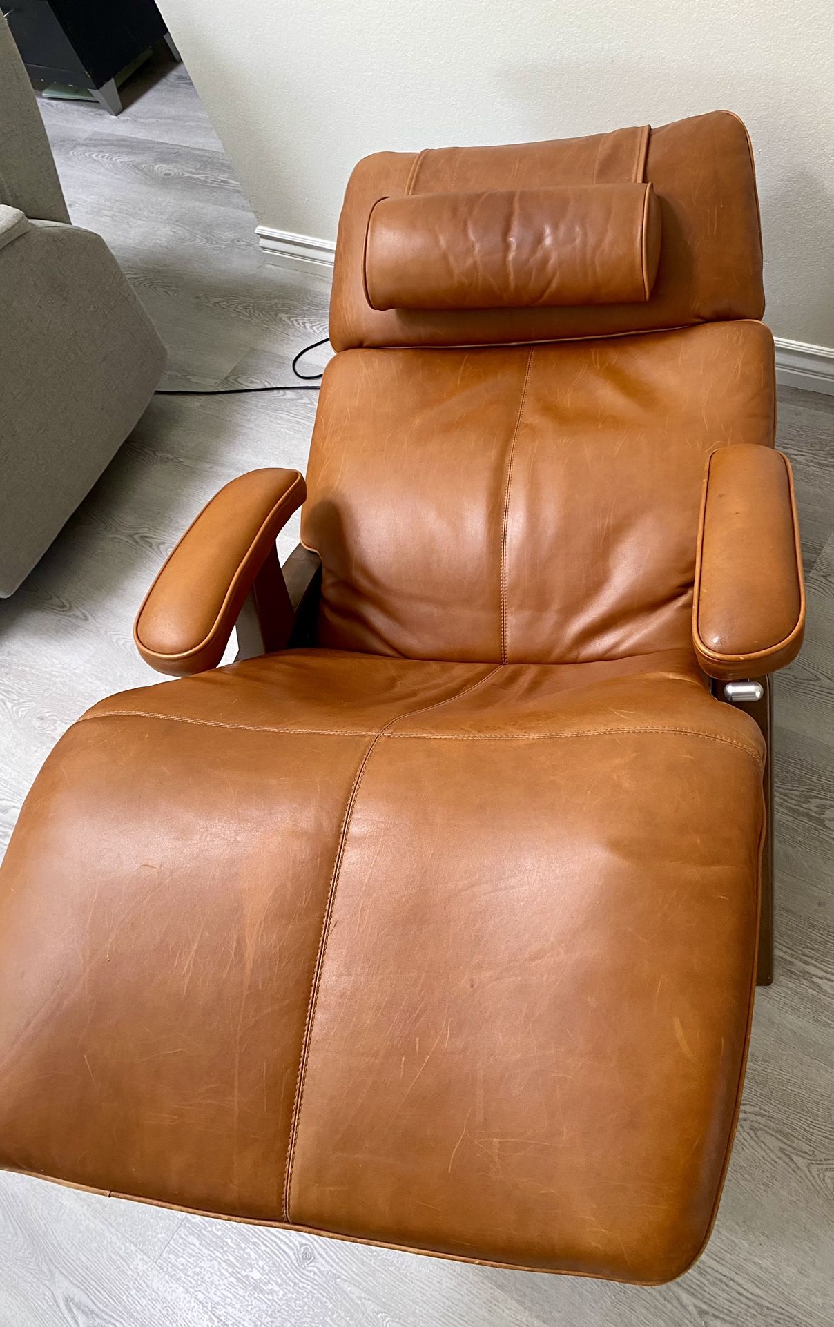BEAUTIFUL Human Touch Perfect Chair PC 095 Power Recliner