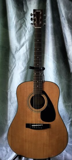 Like new Yamaha F325D acoustic guitar with new bag and shoulder strap