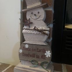 PRIMITIVE WOODEN SNOWMAN WITH CHRISTMAS INSCRIPTION ☃️ 