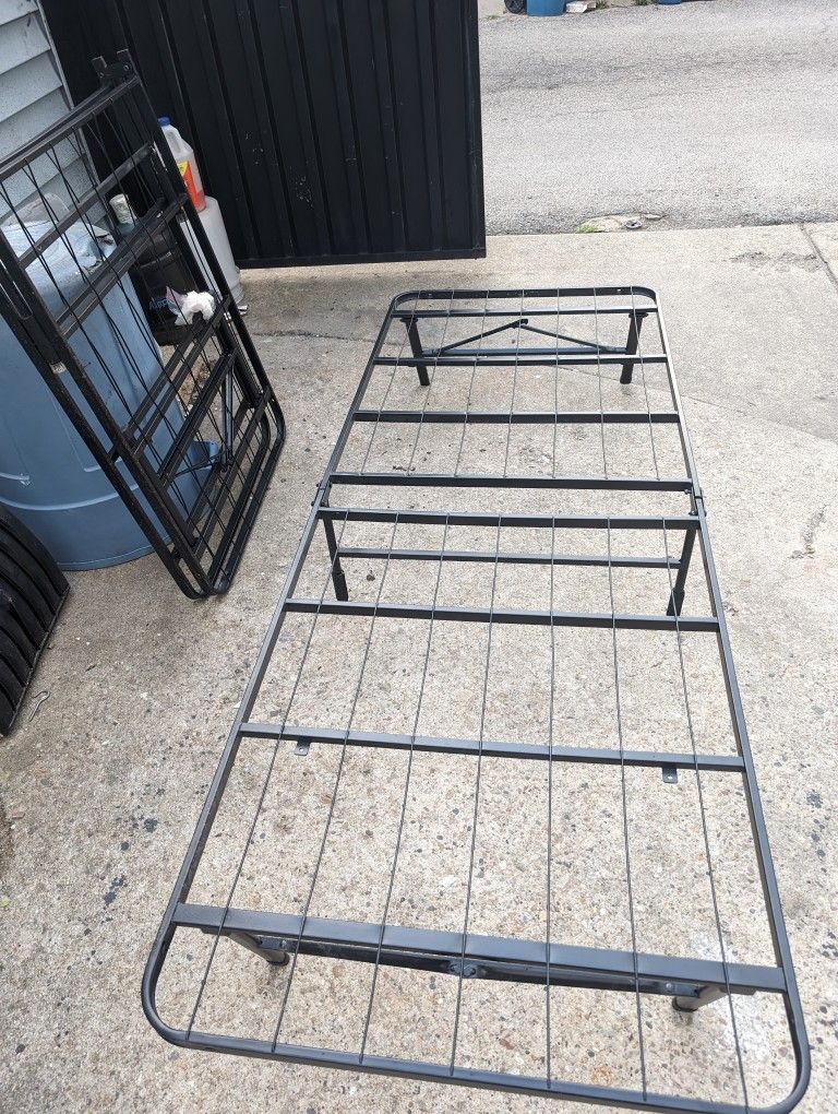 Metal Frame Bed 🛏️