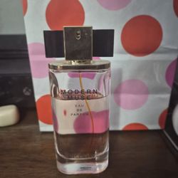 Estée Lauder Modern Muse Eau de Parfum spray for women.