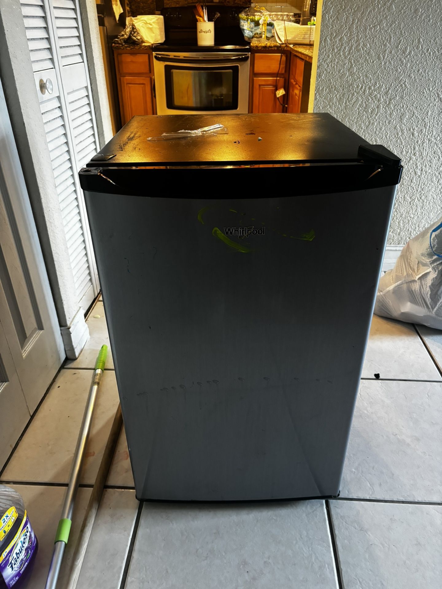 WHIRL POOL MINI FRIDGE