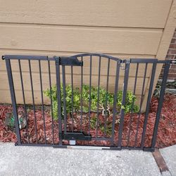 Thruway 52W Series Hands-Free GlideOpen Pressure/Hardware Mounted Pet and Baby Gate, 24"-52" Wide, 33" Tall  Ingenuity