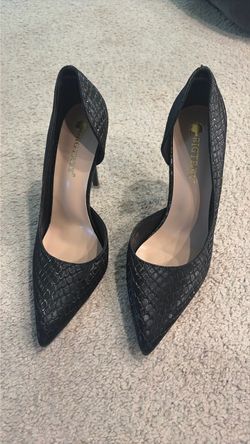 Size 8. Bigtree Black Croc-Embossed Pointed Toe Heels
