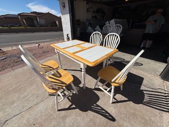 Dinner table with leaf and 5  chairs,cna Deliver
