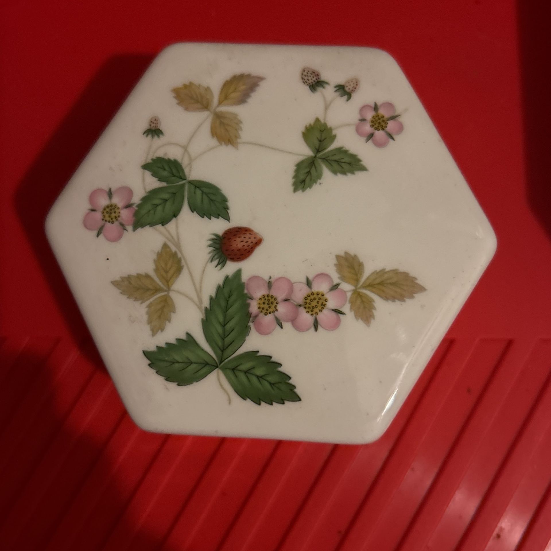Wedgewood Wild Strawberry Hexagon Trinket Box