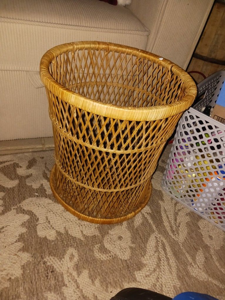 LIKE NEW BED RM BATH RM ETC WICKER TRASH BIN ETC 8 FIRM