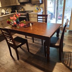 Beautiful dining room table 3 by 5ft only $60