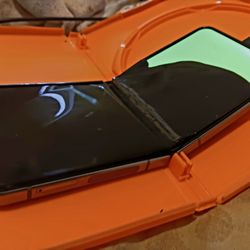 Broken Samsung Z Flip 4  Phone 