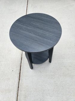 side table
wood
round 2-tier
top diameter: 15 3/4"
height: 20"
$5
