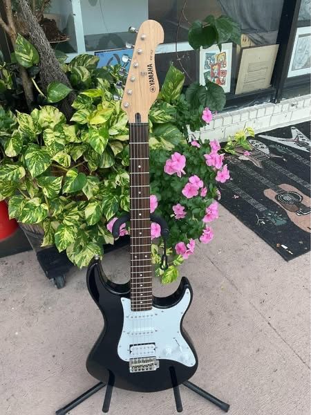 Yamaha EG 112-Black-Strat Style- Electric Guitar