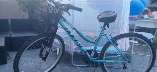 Huffy ROCKREEK 26 INCH WHEEL  MOUNTAIN BIKE LIKE NEW IN GREAT COND