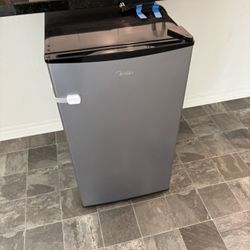 Midea Mini Fridge 3.3cu.ft