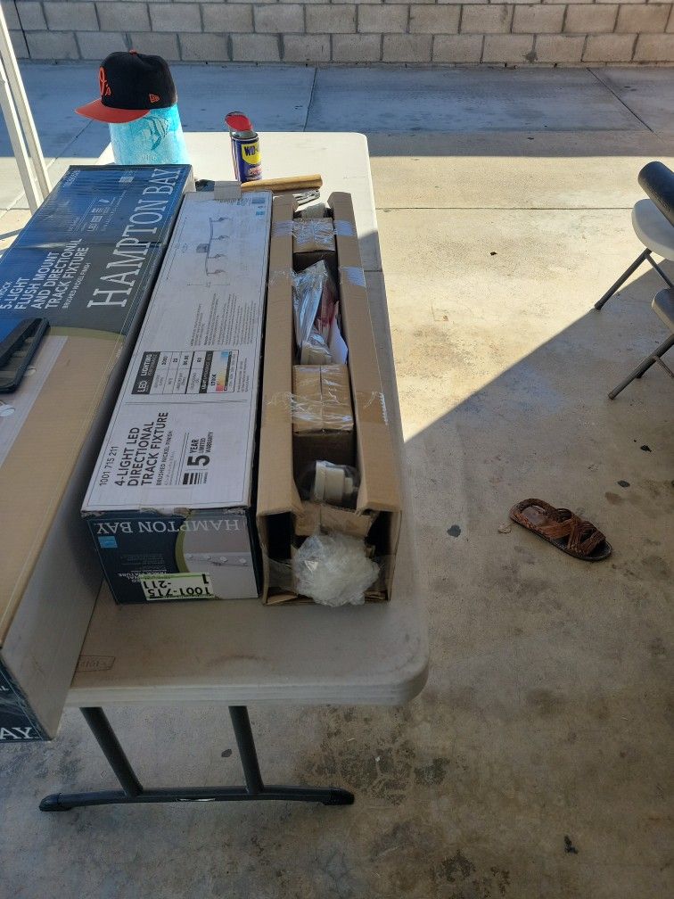 4 LIGHT LED TRACK FIXTURE