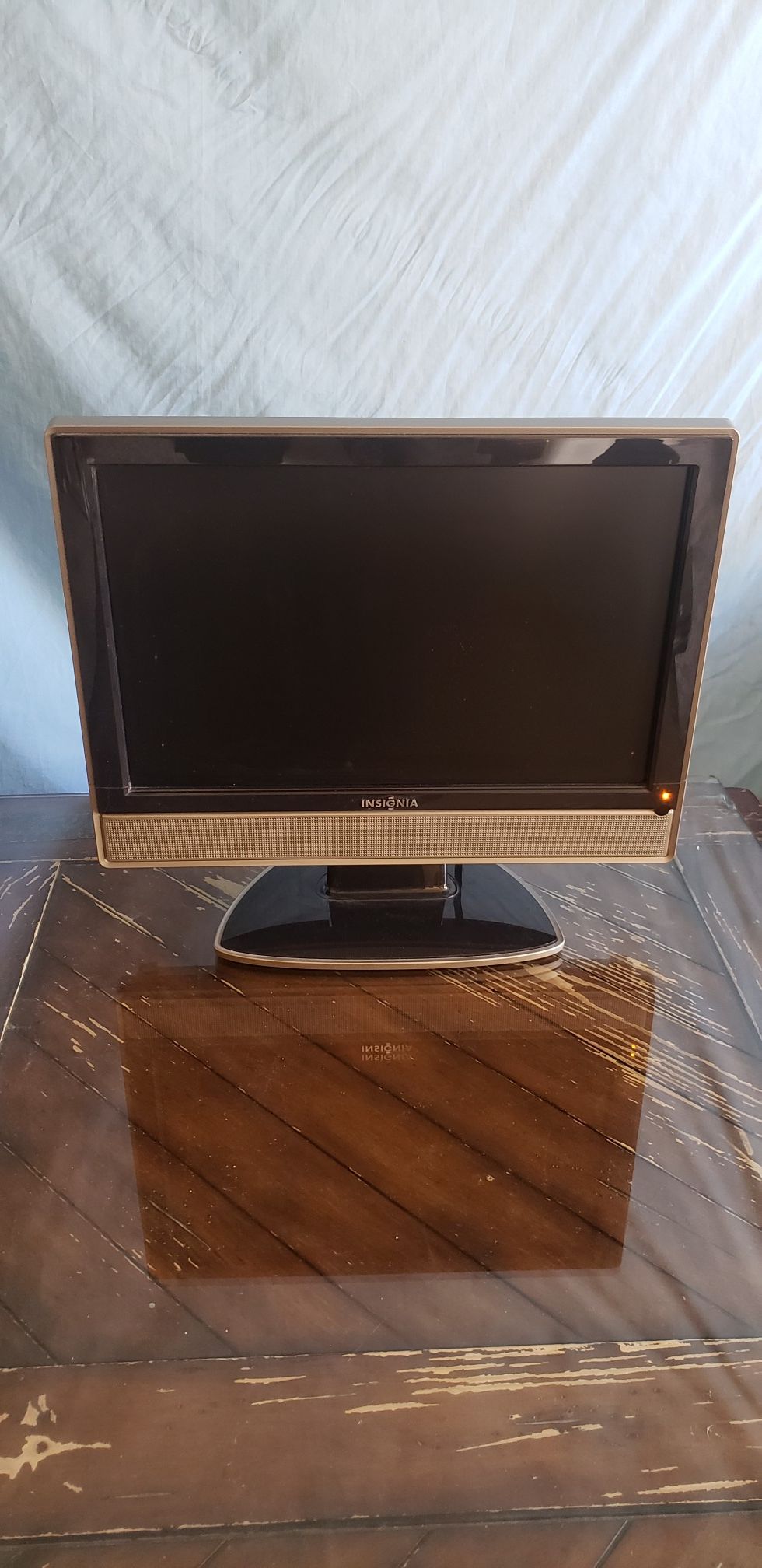 Insignia NS-LCD19 19" Flatscreen 720p LCD TV