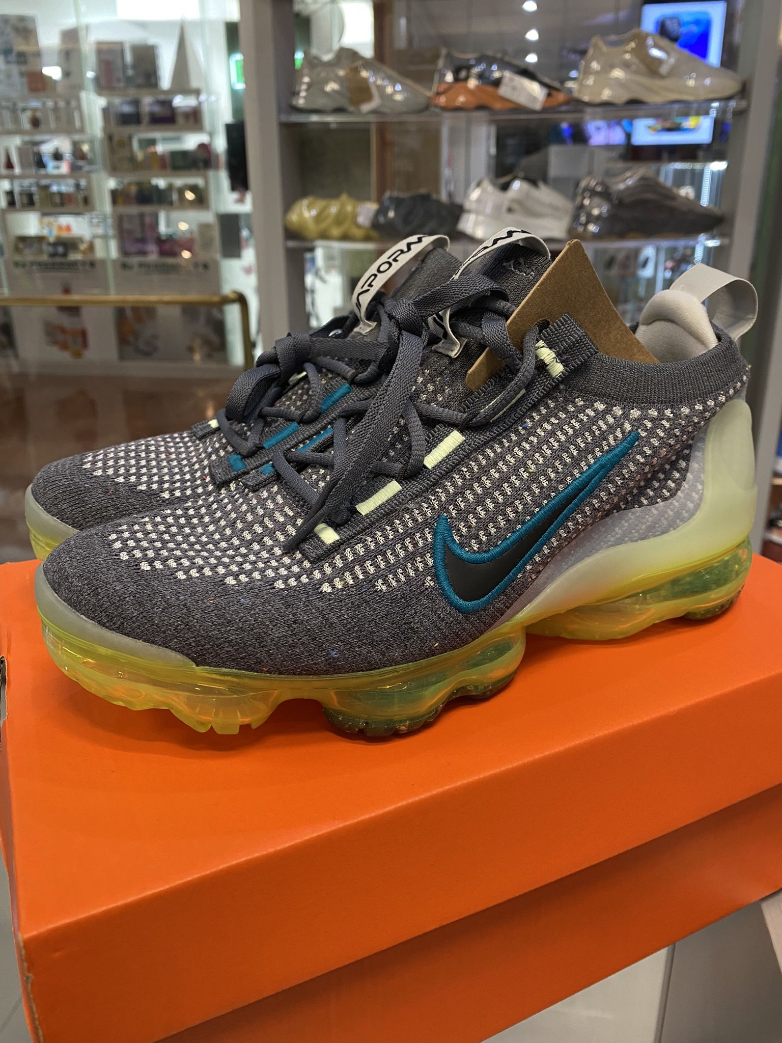 Nike Air Vapormax 2021 FK “Gray/Volt” Size 4Y (Women’s 5.5)