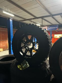 Used whewls 20” 8x65. With 37”
