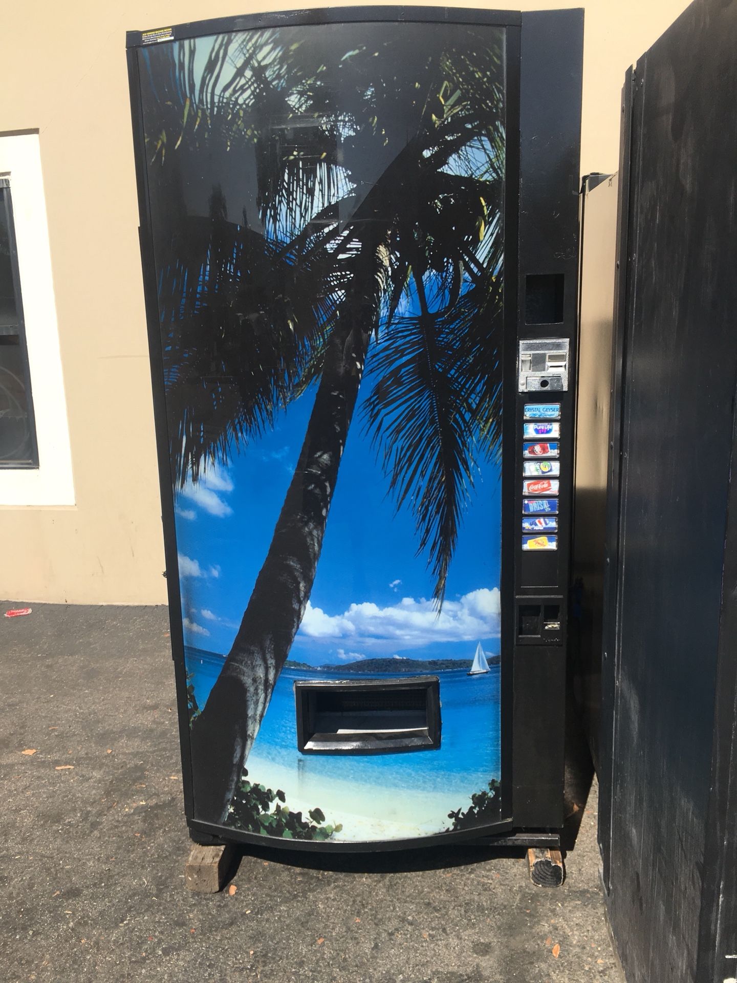$400 VENDING MACHINE SODA AND SNACK