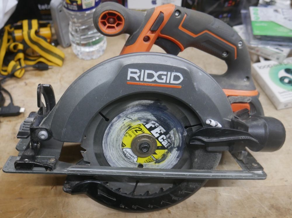 RIDGID CIRCULAR SAW R8655 PRE OWNED WITH 4AH BATTERY 892107-2