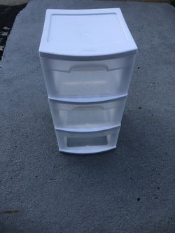 Very good condition plastic dresser