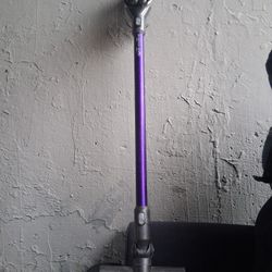 Dyson V6 Animal Cordless Vaccuum -Used But Great Condition 