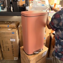 30 Liter Step Trash Can – Stylish Pink / Rose Gold Finish