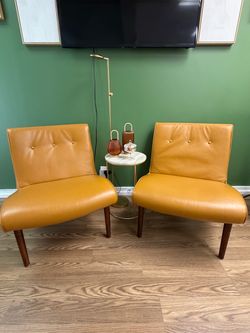 2 Chairs and 1 table with lamps