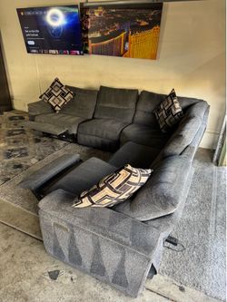 * Like New * Living spaces 5pc Modular electric reclining sectional sofa ( Free Delivery )