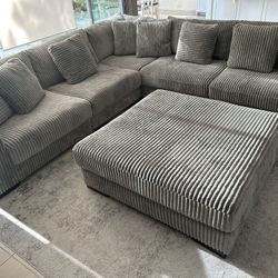 Ashley Lindyn 5-Piece Sectional Worth $3500.