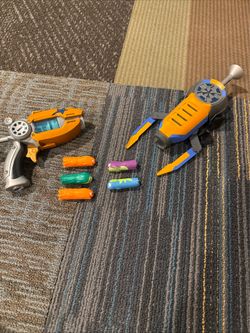 Eli Shane’s Dart Blaster and Wrist Blaster with Five Darts Included