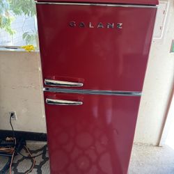 Galanz Glr10tbeefr 10 Cf. Top Mount Refrigerator Retro Style 