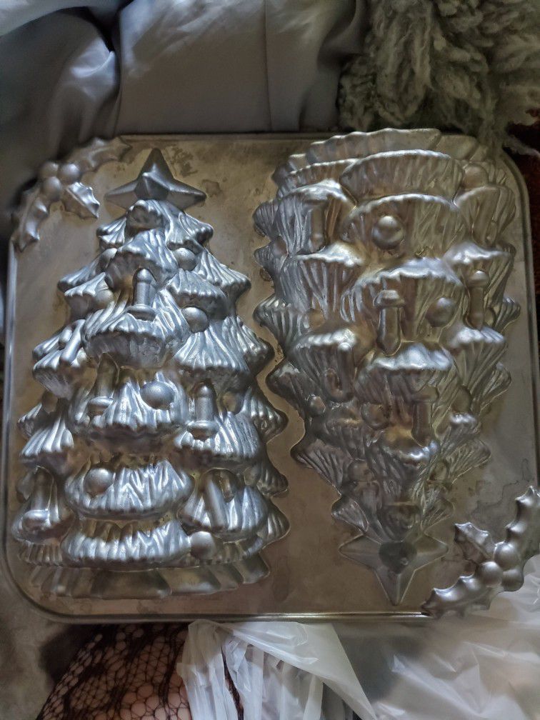 Nordic Ware 3d Christmas Tree Cake Pan for Sale in Redlands, CA