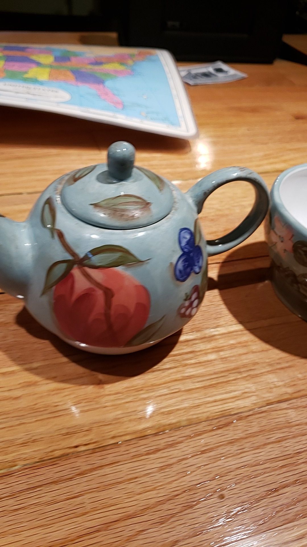 Teapot and tea cup set