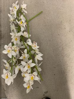 Artificial white flowers