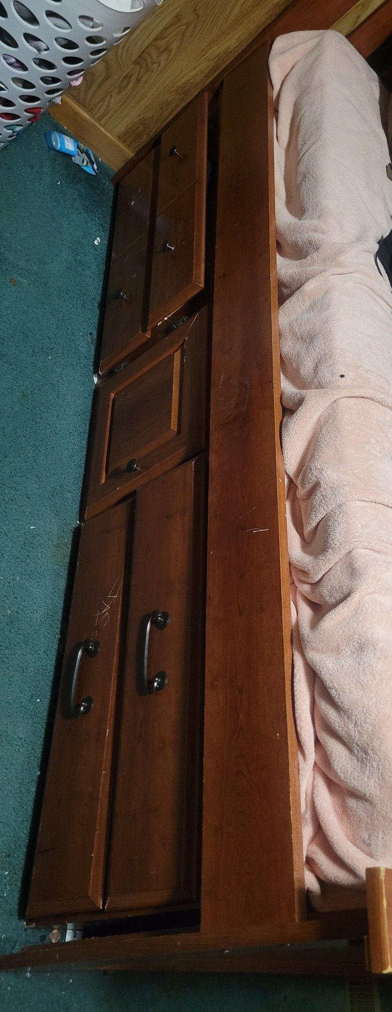 Twin Bed, Free