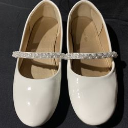 Dream Pairs girls size 4 flat white slip on dress shoes with silver and white beaded straps - perfect for Easter or First communion or flower girl -wo