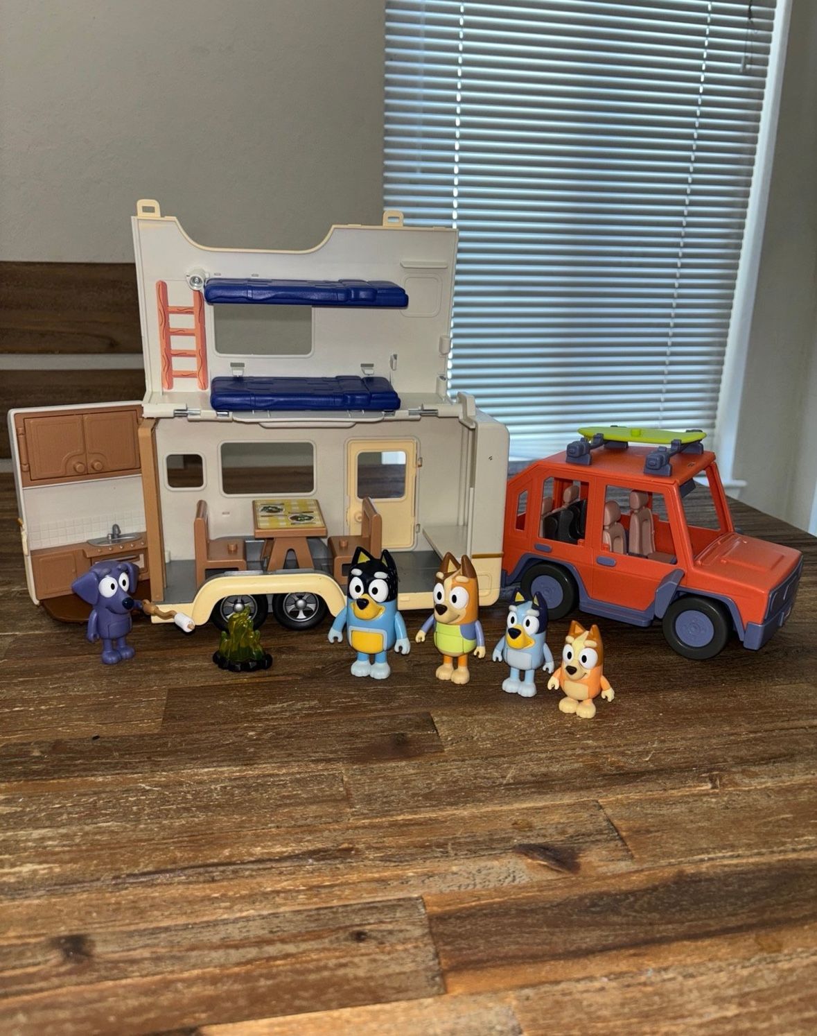 Bluey Ultimate Caravan Adventures, Camper Playset jeep car and characters