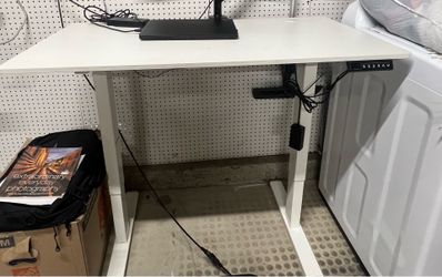 Adjustable computer table
