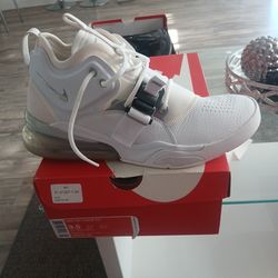 NIKE AIR FORCE 270