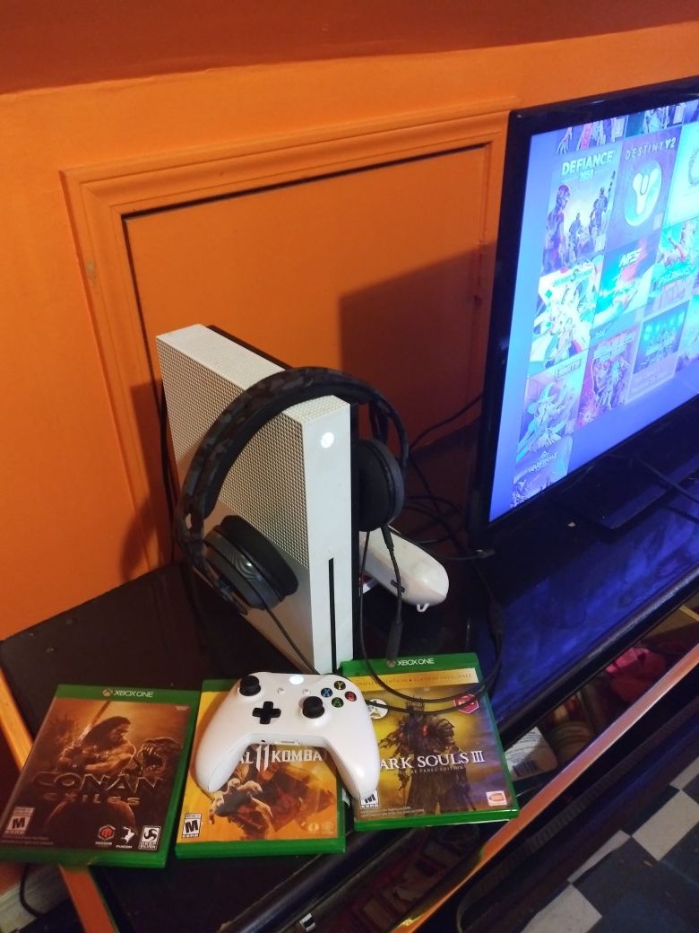 Xbox One S ALL GAMES IN PICS INCLUDED. headset and one white controller